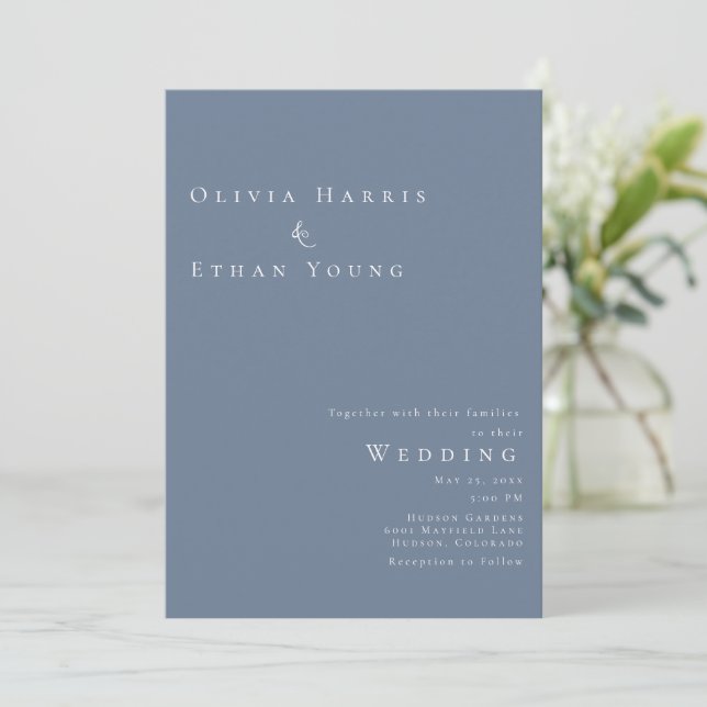 Moderne Minimalistische Hochzeit von Dusty Blue Einladung (Stehend Vorderseite)