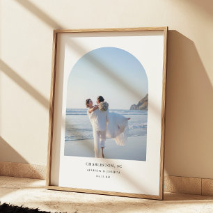 Moderne Minimalistische Hochzeitsbogen Brautpaar F Poster