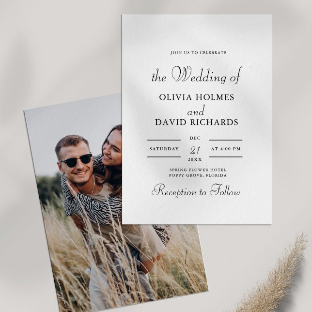 Moderne Minimalistische Hochzeitsstimmung im Foto Einladung (Modern Minimalist Custom Photo Wedding Invitation on white table with dry wildflower.)