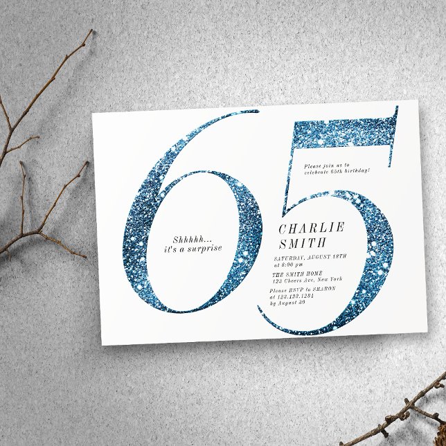 Moderne minimalistische Imitate Blau Glitzer 65. G Einladung (Modern minimalist faux blue glitter 65th birthday invitation)