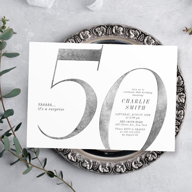 Moderne minimalistische Imitate Silber 50. Geburts Einladung (Modern minimalist faux silver 50th birthday invitation)