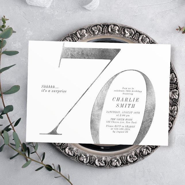 Moderne minimalistische Imitate Silber 70. Geburts Einladung (Modern minimalist faux silver 70th birthday invitation)