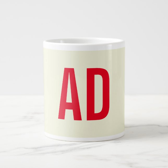 Moderne Minimalistische Initialen Rotes Monogramm  Jumbo-Tasse (Vorderseite)