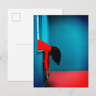 Moderne Minimalistische Konzeptuelle Frau in Rot Postkarte