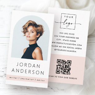 Moderne, minimalistische Licht-Rosa-QR-Logo-Arch-F Visitenkarte