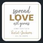Moderne Minimalistische Liebe-Gastgeschenk Hochzei Quadratischer Aufkleber<br><div class="desc">Moderne handanitisierende Gastgeschenk Hochzeit Aufkleber sind mit kühnen Schriftzeichen-Spread-Liebe,  nicht Keime-Design mit Paarname und Datum in Holzkohle schwarz,  weiß und gold,  einfach und stilvoll. Alle passenden Teile in der Sammlung anzeigen</div>