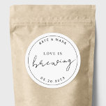 Moderne Minimalistische Liebe ist die Brauerei von Runder Aufkleber<br><div class="desc">Maßgeschneiderte Aufkleber für Kaffee- und Teezubereitungen mit modernem,  minimalistischem Schwarz-Weiß-Design in "Liebe ist Brauen".</div>