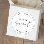 Moderne Minimalistische Liebe ist süße Gastgeschen Runder Aufkleber<br><div class="desc">Maßgeschneiderte Gastgeschenk Hochzeit-Aufkleber mit "Liebe ist süß" modernem minimalistischem Schwarz-Weiß-Design.</div>