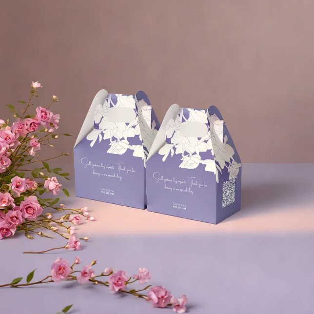 moderne minimalistische lila Strömung Geschenkschachtel (Two pastel-colored gift boxes are placed on a smooth surface, accompanied by a decorative)