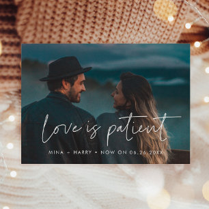 Moderne minimalistische Love is patient Hochzeitsa Ankündigung