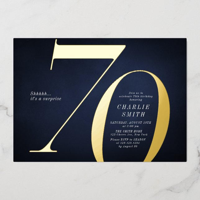 Moderne minimalistische Marine und Gold 70. Geburt Folieneinladung (Vorderseite)
