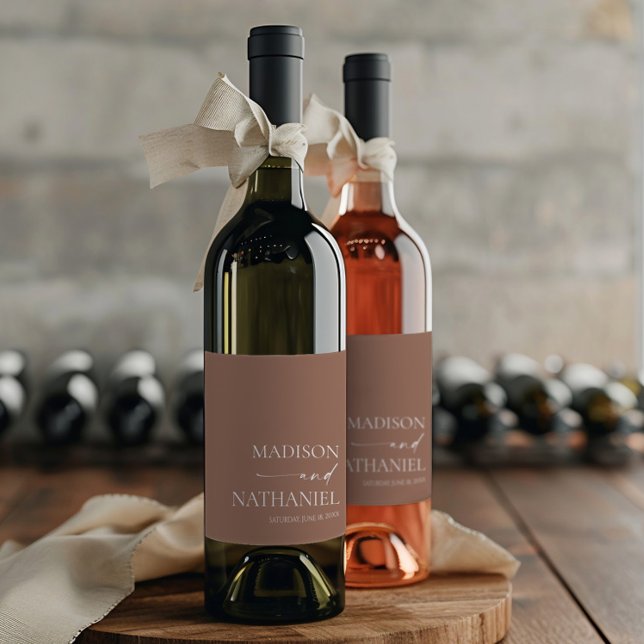 Moderne Minimalistische Mocha Mousse Wedding Weinetikett (Von Creator hochgeladen)