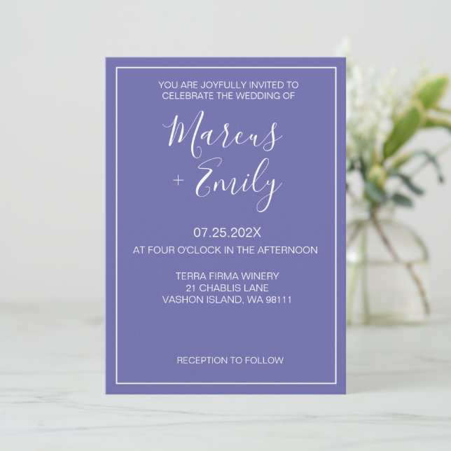 Moderne Minimalistische Periwinkle & White Wedding Einladung (Stehend Vorderseite)