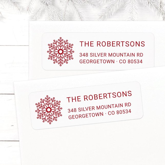 Moderne Minimalistische Red Snowflake Rücksendeadr (Modern, elegant Snowflake Christmas return address labels in red and white with family name.)