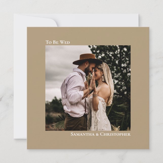 Moderne Minimalistische Sandy Tan Square Foto Wedd Einladung (Vorderseite)