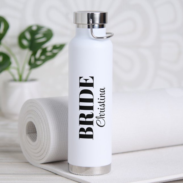 Moderne minimalistische Schrift Hochzeitsbraut Trinkflasche (Personalized Bride Water Bottle for Engagement, Bridal Shower & Bachelorette Party Favor)