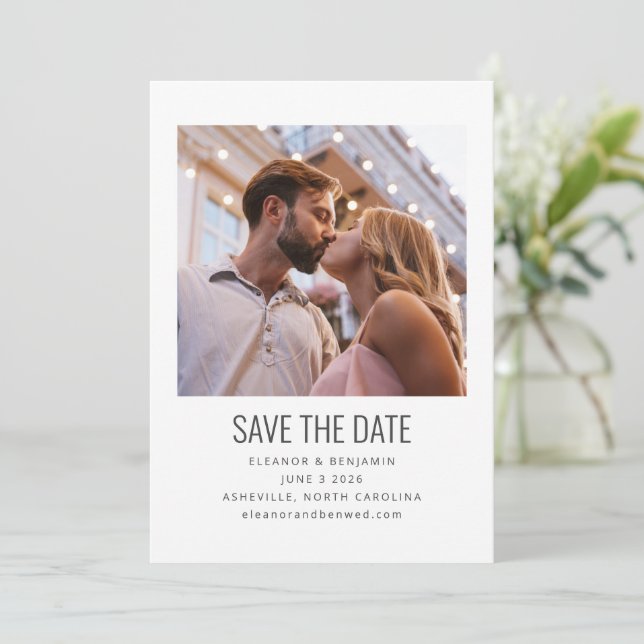 Moderne Minimalistische Schwarz-weiße Foto Hochzei Save The Date (Stehend Vorderseite)