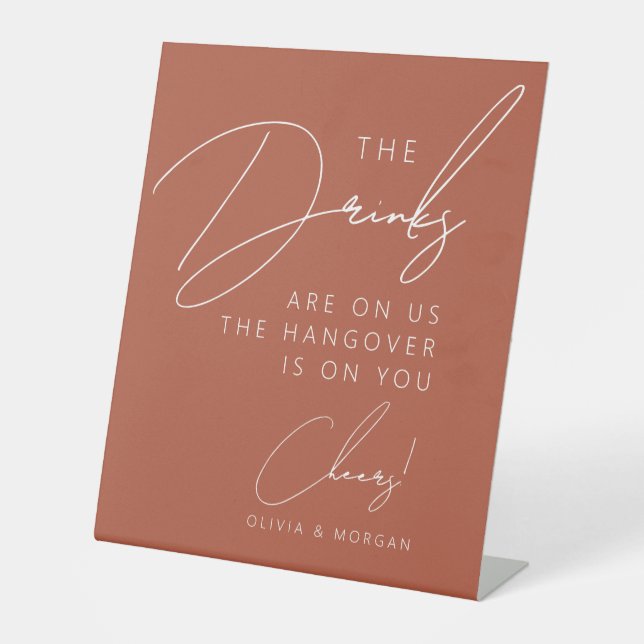 Moderne Minimalistische Script-Funny Wedding Drink Sockelschild (Vorderseite)