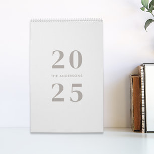 Moderne minimalistische Taupe 2025 Familienname Fo Kalender