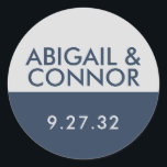 Moderne Minimalistische Typografie Navy Blue Gray  Runder Aufkleber<br><div class="desc">Elemente: Kontraststarker Hintergrund mit Sans Serif- und Slab-Schriftart. Farben: Navy Blau,  Grau,  Silber. Themes: Modern,  minimalistisch,  sauber,  einfach,  skandinavisch,  trendy,  ausgefeilt,  geometrisch,  Zen. Sammlung: Moderne Minimalistisch kontrast Typografie Navy Blue Gray Wedding Suite. Produkttyp: Name-Aufkleber</div>