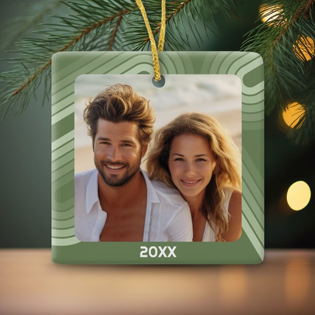 Moderne Minimalschattierungen von Juniperstreifen  Keramikornament (Personalized photo ornament)