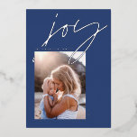 Moderne Minimalskriptfreude 1 Foto blau elegant Folien Feiertagskarte<br><div class="desc">Moderne minimale Skript königsblau Freude 1 Foto Ferienkarte. Elegantes Gold-,  Silber- und Rose-Goldfoliendesign.</div>