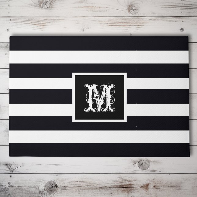Moderne Mit Monogramm Erstklassigkeit Schwarz-weiß Fußmatte (A classic, modern front doormat. Monogrammed initial on an elegant black & white striped background.)