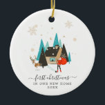 Moderne Mitte des Jahrhunderts | Erste Weihnachts- Keramik Ornament<br><div class="desc">Handgezeichnete Illustrationen des Weihnachtsmannes und seiner Rentiere, die Ihre neue Zuhause besuchen. Dieses Ornament zeigt ein modernes Urlaubsthema aus dem Mittelalter. Diese Designs sind voller Charme und beruhen auf festlicher Nostalgie. Es ist eine große Sache, in die erste Zuhause zu gehen. Ein neues Zuhause-Ornament ist das ideale Geschenk, um diesen...</div>