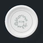 Moderne Mongram-Hochzeit des Smaragdgrünen Wappen Pappteller<br><div class="desc">Ein einzigartiger Hochzeitszettel! Wir lieben dieses trendige, moderne smaragdgrüne Hochzeitsdesign! Es ist einfach, elegant und so hübsch, mit einem handgezeichneten, grünen Kranz umgeben von einem modernen Hochzeitsmonogramm. Es ist personalisiert in eleganter Typografie. Schließlich ist es in einem zarten Rahmen bestickt. Suite hier ansehen: https://www.zazzle.com/collections/emerald_green_leafy_crest_monogram_wedding-119957580948924617 Kontaktieren Sie den Designer für passende...</div>
