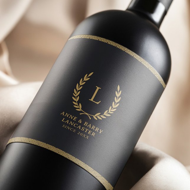 Moderne Monogram Black & Gold Familienname Hochzei Weinetikett (Von Creator hochgeladen)