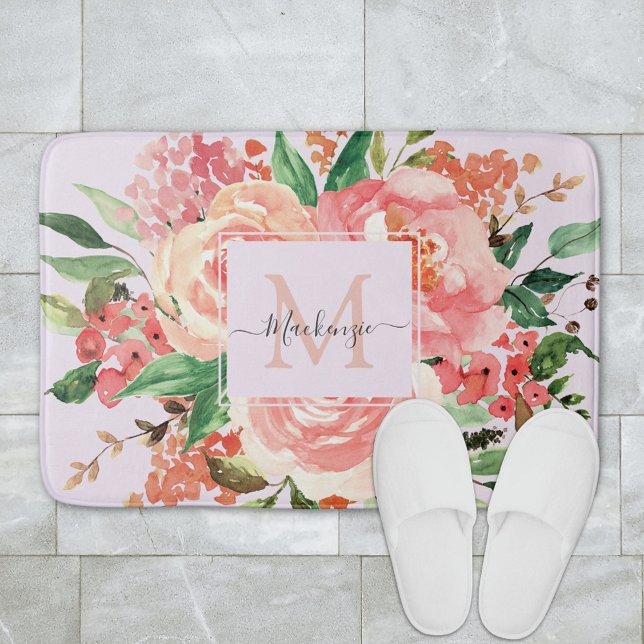 Moderne Monogram Blush Pink Spring Blume Floral Badematte (In situ bathroom floor)