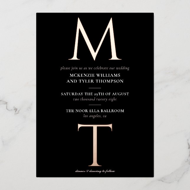 Moderne Monogram Bold Rose Gold Folieneinladung (Vorderseite)