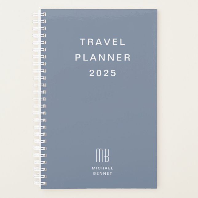 Moderne Monogram Dusty Blue Travel Planer (Vorderseite)