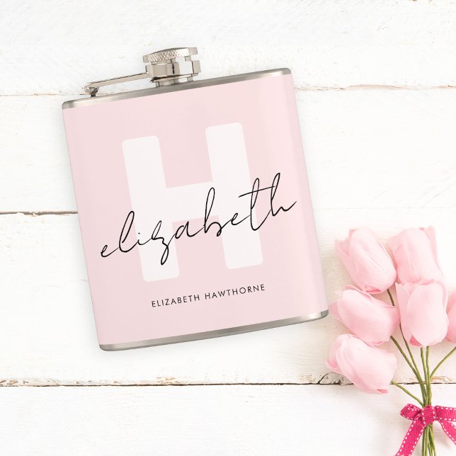 Moderne Monogram Girly Script Blush Pink Initial Flachmann (Von Creator hochgeladen)