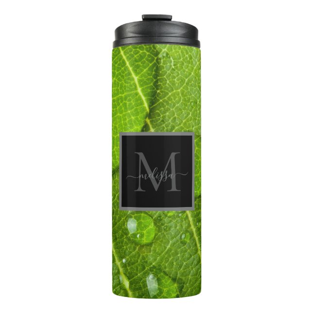 Moderne Monogram Green Leaf Raindrops Thermosbecher (Vorderseite)
