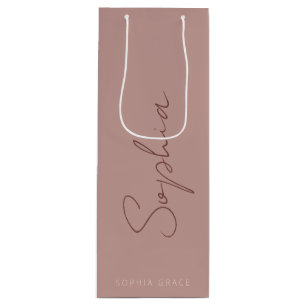 Moderne Monogram-Handgeschriebene Script-Dusty-Ros Geschenktüte Für Weinflaschen