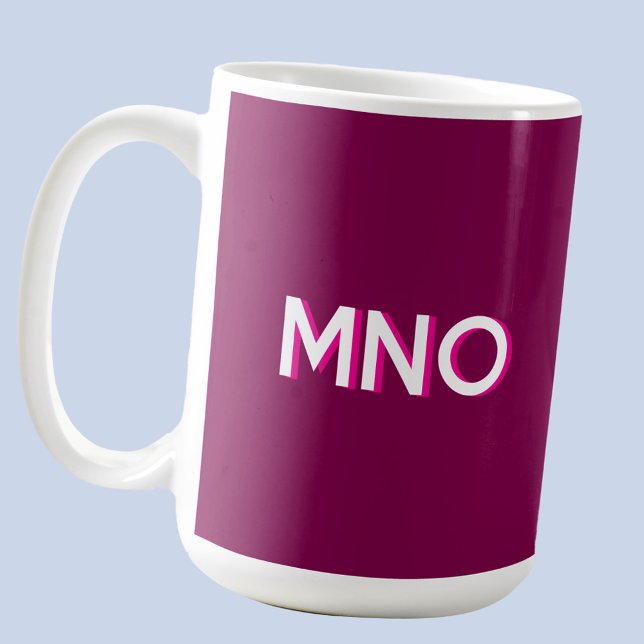 Moderne Monogram Initial Drop Shadow Dark Cherry Kaffeetasse (Modern drop shadow typography personalized monogram initials coffee cup in dark cherry magenta pink)