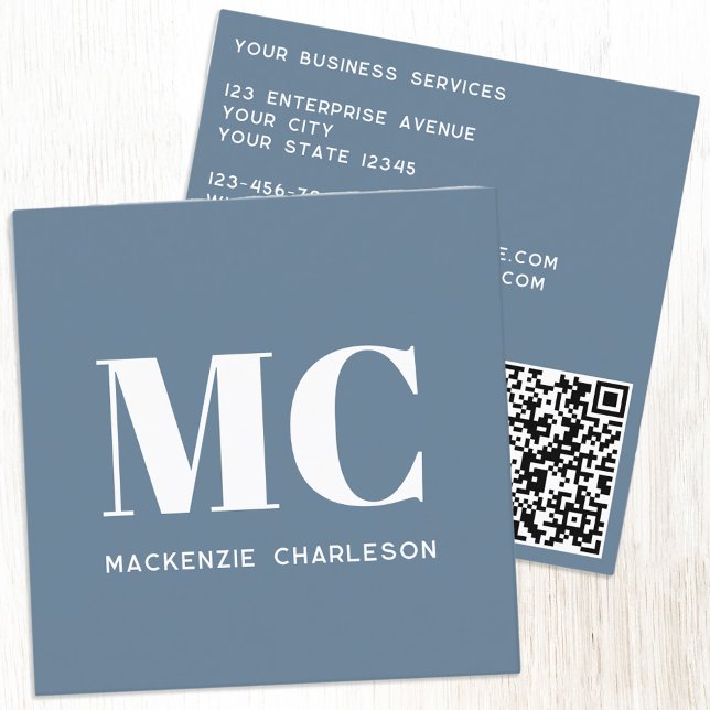Moderne Monogram Initials QR Code Dusty Blue Gray Quadratische Visitenkarte (Minimalist monogram initials QR code dusty blue gray professional square business card)