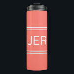 Moderne Monogram Initials Sport Athletic Golf Cora Thermosbecher<br><div class="desc">Drei anfängliche Mit Monogramm Thermaltumbler sind zeitlos, klassisch und stilvoll. Ideal für warme und kalte Getränke! Unser einzigartiges Design ist das perfekte personalisierte Geschenk für diesen besondere Anlass. Bestellen Sie unsere integrierte Kollektion von koordinierenden Farben und Golf - Sportzubehör. Individuell mit Monogramm Initialen werden in einem beliebten Korallenhintergrund mit weißem...</div>