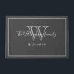 Moderne Monogram Name Script Niedlich Wedding Will Fußmatte<br><div class="desc">Moderne Monogram Name Script Niedlich Wedding Welcome Doormat. Personalisierte, weiße, graue Monogramm mit Braut- und Bräutigam-Nachname und Datum auf grauem Hintergrund. Ein einzigartiges cooles Geschenk für Neuvermählte. Lieblich für ihr neues Leben zusammen. Klicken Sie auf diese Vorlage, um sie schnell und einfach anzupassen. Weltweit schnell verschifft. Moderne Monogram Name Script...</div>