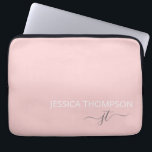 Moderne Monogram Name Stilvolle Blush Pink Girly Laptopschutzhülle<br><div class="desc">Maßgeschneiderter mit Monogramm Skriptname und Initialen modern und niedlich, mädchenhaft rot und weiß Add Your Names Laptop Sleeve personalisiert und perfekt für das Büro oder die Schule.</div>