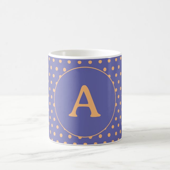 Moderne Monogram Periwinkle Peach Polka Dot Kaffeetasse (Mittel)