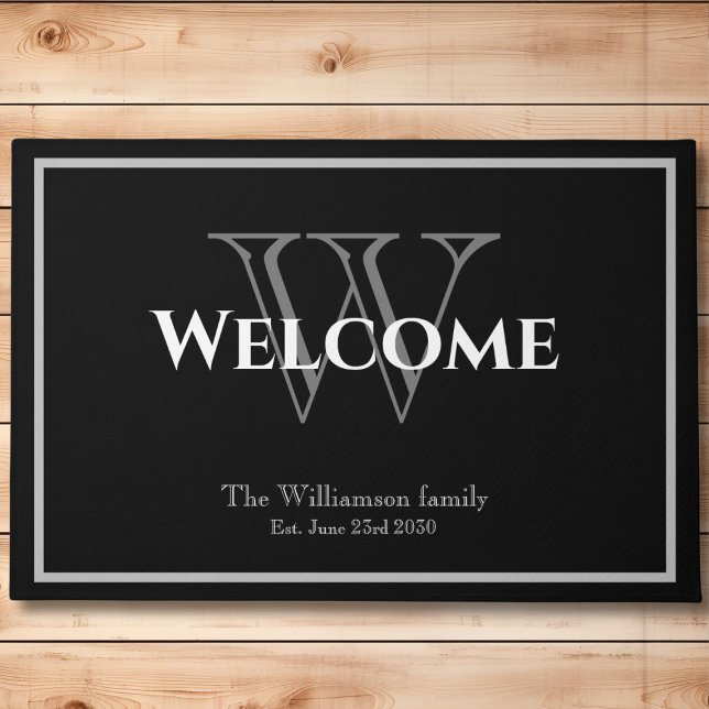 Moderne Monogram Script Name Chic Wedding Willkomm Fußmatte (Monogram initial welcome doormat. Name & date established on black background. Perfect wedding gift.)
