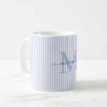 Moderne Monogramm-Beschriftung mit blauen Streifen Kaffeetasse<br><div class="desc">Beginnen Sie Ihren Morgen stilvoll mit diesem personalisierten blauen gestreiften Kaffeebecher, der dafür entworfen wurde, zeitlosen Charme in jeden Schluck zu bringen. Mit einem weichen blau-weißen gestreiften Hintergrund versehen, wird dieser elegante Becher mit Ihrem Monogramm-Anfang und Ihrem vollständigen Namen in einer eleganten Schreibschrift angepasst – was einen weiblichen, raffinierten Look...</div>