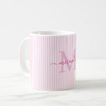Moderne Monogramm-Initialen mit rosa Streifenmuste Kaffeetasse<br><div class="desc">Beginnen Sie Ihren Morgen stilvoll mit diesem personalisierten rosa gestreiften Kaffeebecher, der dafür entworfen wurde, zeitlosen Charme in jeden Schluck zu bringen. Mit einem weichrosa und weiß gestreiften Hintergrund versehen, ist dieser elegante Becher mit Ihrem monogrammierten Anfangsbuchstaben und Ihrem vollständigen Namen in einer eleganten Schreibschrift personalisiert – was ein weibliches,...</div>