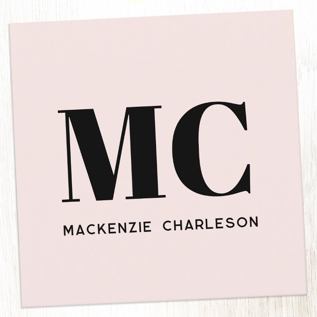 Moderne Monogramm-Initialen Name Rosa Quadratische Visitenkarte (Simple elegant blush pink monogram initial business card)