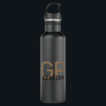 Moderne Monogramm-Initialen Personalisiert Edelstahlflasche<br><div class="desc">Berufliche und schlichte personalisierte Goldflasche aus Schwarz und Bronze mit einem einfachen,  individuellen Maskulinmonogramm mit 2 Anfangsbuchstaben und Namen,  mit denen Sie an beliebigen Schriftart oder Farben bearbeiten können,  um eine elegante Metallflasche zu entwerfen,  die in der Schule oder im Büro gut aussieht und klassisch männlich gestaltet ist.</div>