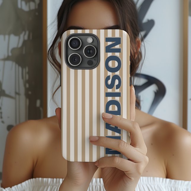 Moderne Monogramm-Kamel-gestreifte Brautparty-Name iPhone 16 Pro Max Hülle (Personalized Name Pastel Stripe iPhone case Gift for graduation)