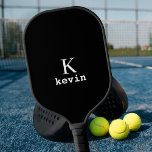 Moderne Monogramm Name einfach nach Maß Pickleball Schläger<br><div class="desc">Man Monogram und Name kreieren Ihr eigenes einfaches,  minimalistisches Schwarz-Weiß-Paddelpaddel. Sie können Hintergrund- und Textfarben ändern,  nachdem Sie die Option Anpassen ausgewählt haben. Es kann ein besonderes Geschenk für einen Freund,  Ehemann,  Sohn,  Vater,  Bräutigam oder Trauzeuge sein,  für einen Geburtstag,  eine Hochzeit,  Weihnachten oder einen Abschluss.</div>