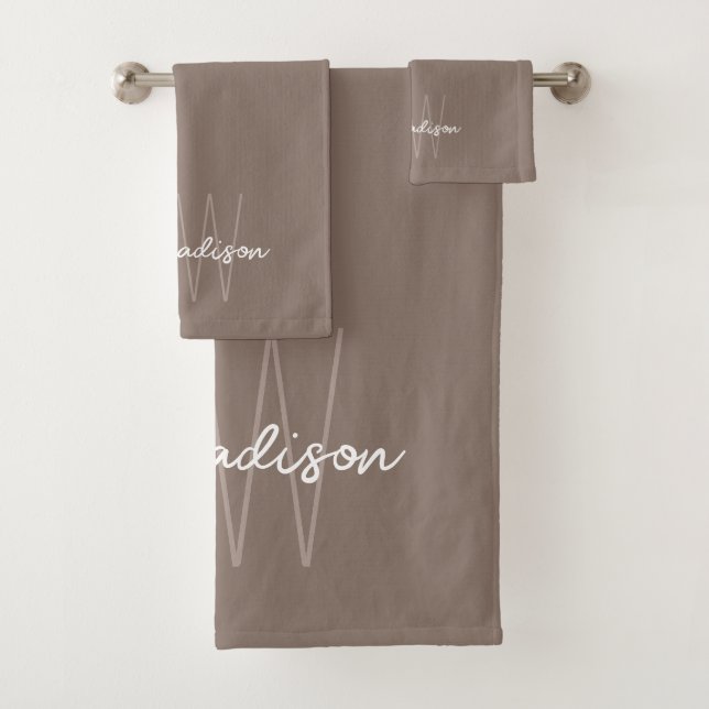 Moderne Monogramm-Name-Script Taupe Badhandtuch Set (Insitu)